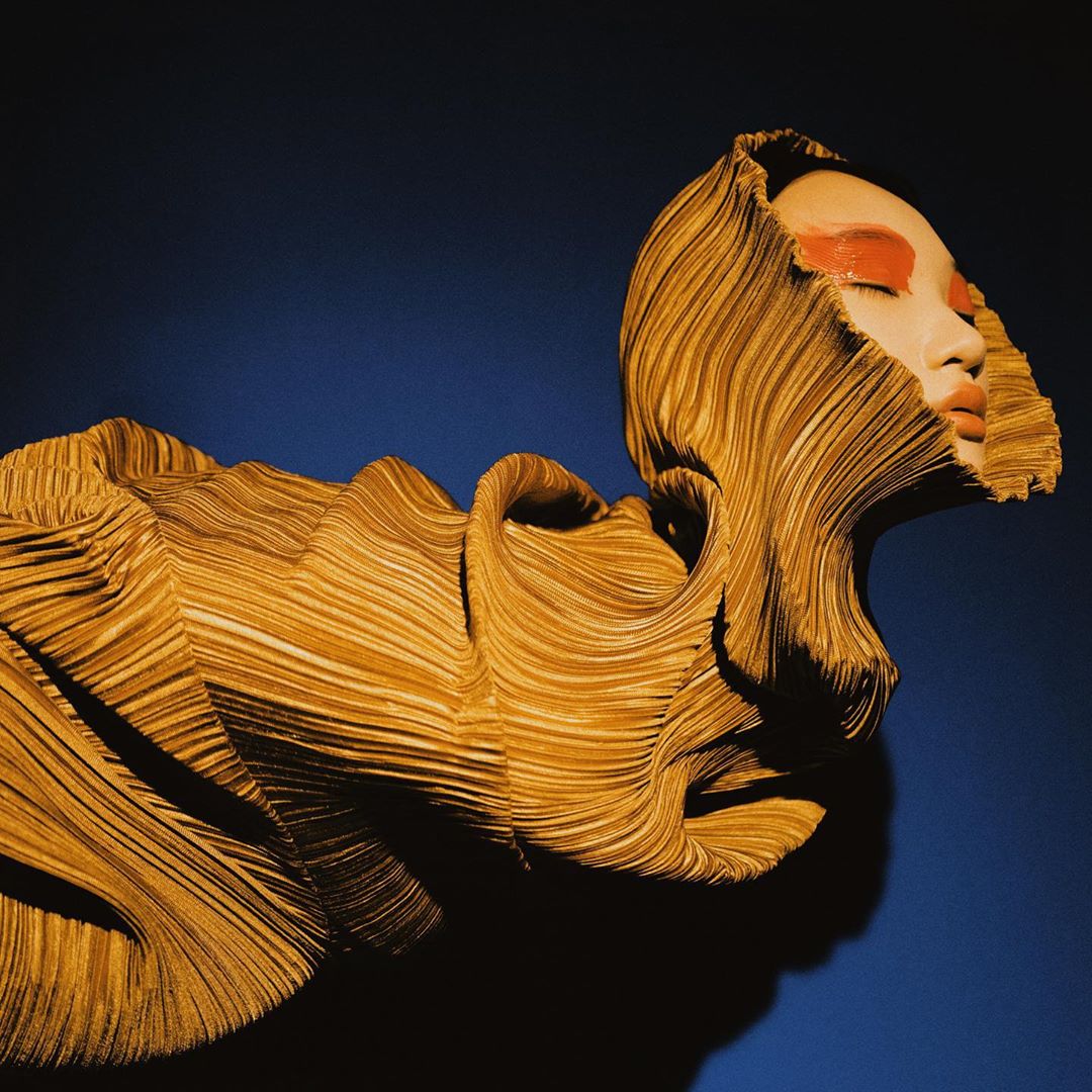 時裝攝影：中國有 Leslie Zhang ，而台灣則有「怪奇攝影師」鍾靈 ZhongLin