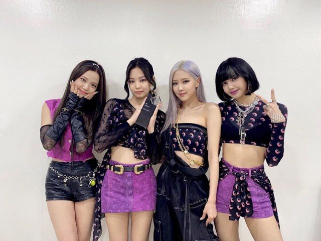 你不能不認識的彎月LOGO:Blackpink四人一同穿上「Blackpink月亮裝」!