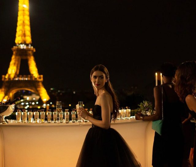 Lily Collins分享《Emily in Paris》首張劇照,《Sex and the City》去到巴黎?
