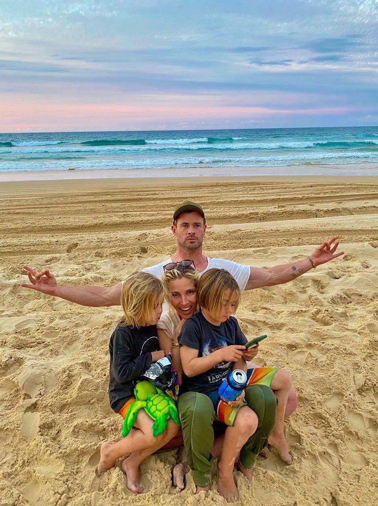 雷神 Chris Hemsworth 在昆士蘭享受天倫之樂，理想夏日假期本應如此