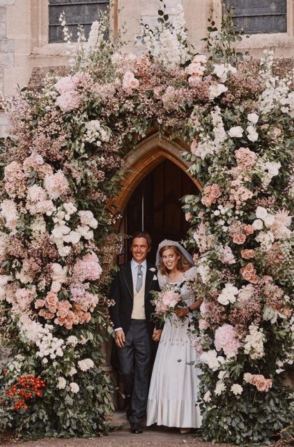 Princess Beatrice 低調完婚！英女皇借出夢幻婚紗、鑽石皇冠，十分疼愛孫女