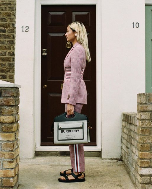 Burberry 也邀請自己的職員客串廣告模特兒,在自己家門口拍攝全新2021春夏系列