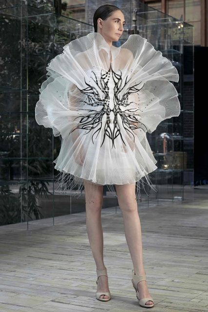 只得一件作品的一季:生命無常的2020年,Iris Van Herpen 以一套高訂寫一封情書獻給荷蘭