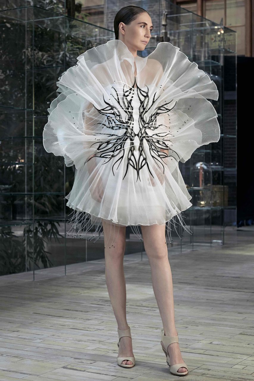 只得一件作品的一季：生命無常的2020年，Iris Van Herpen 以一套高訂寫一封情書獻給荷蘭