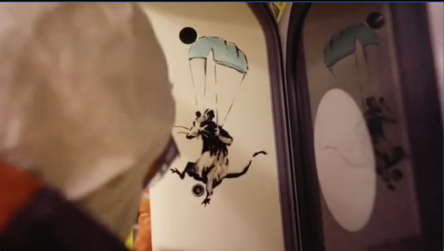 發放唯一信息「戴上口罩」:Banksy 再次出動在倫敦地鐵車廂內塗鴉
