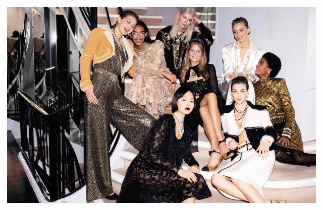 Sofia Coppola 在鏡面樓梯取景廣告,映照 Chanel Metiers d’art 2020 傳奇靈感