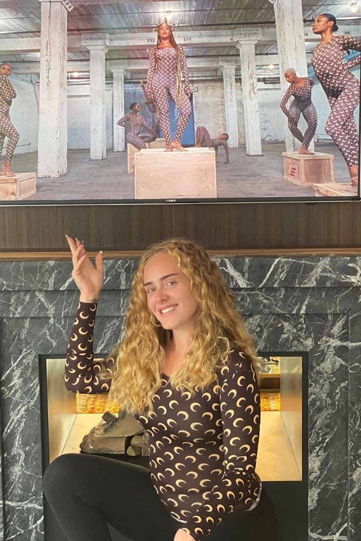 減肥後 Adele 穿 Marine Serre 新月緊身衣展示苗條身材，向 Beyoncé《Already》 致敬