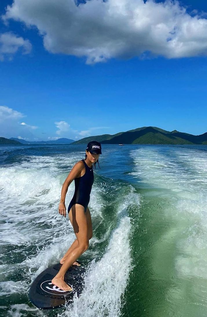 泳衣及滑浪板都是Chanel？徐濠縈、Chutimon等將泳衣穿出健康性感的時尚韻味