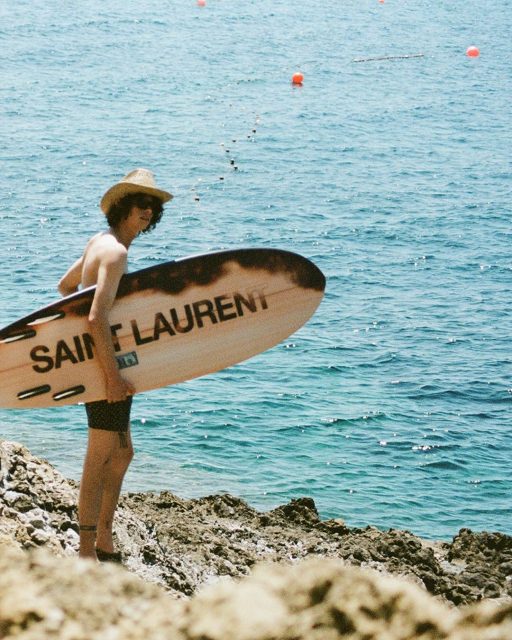 Saint Laurent 小物店推出耳機、人字拖,網上也能買到?必搶的是……