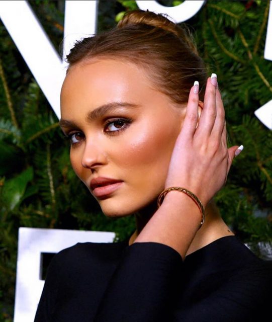 1970年代法式指甲回歸時尚界：由Bella Hadid、Lily Rose Depp、Beyoncé示範不一樣的指繪