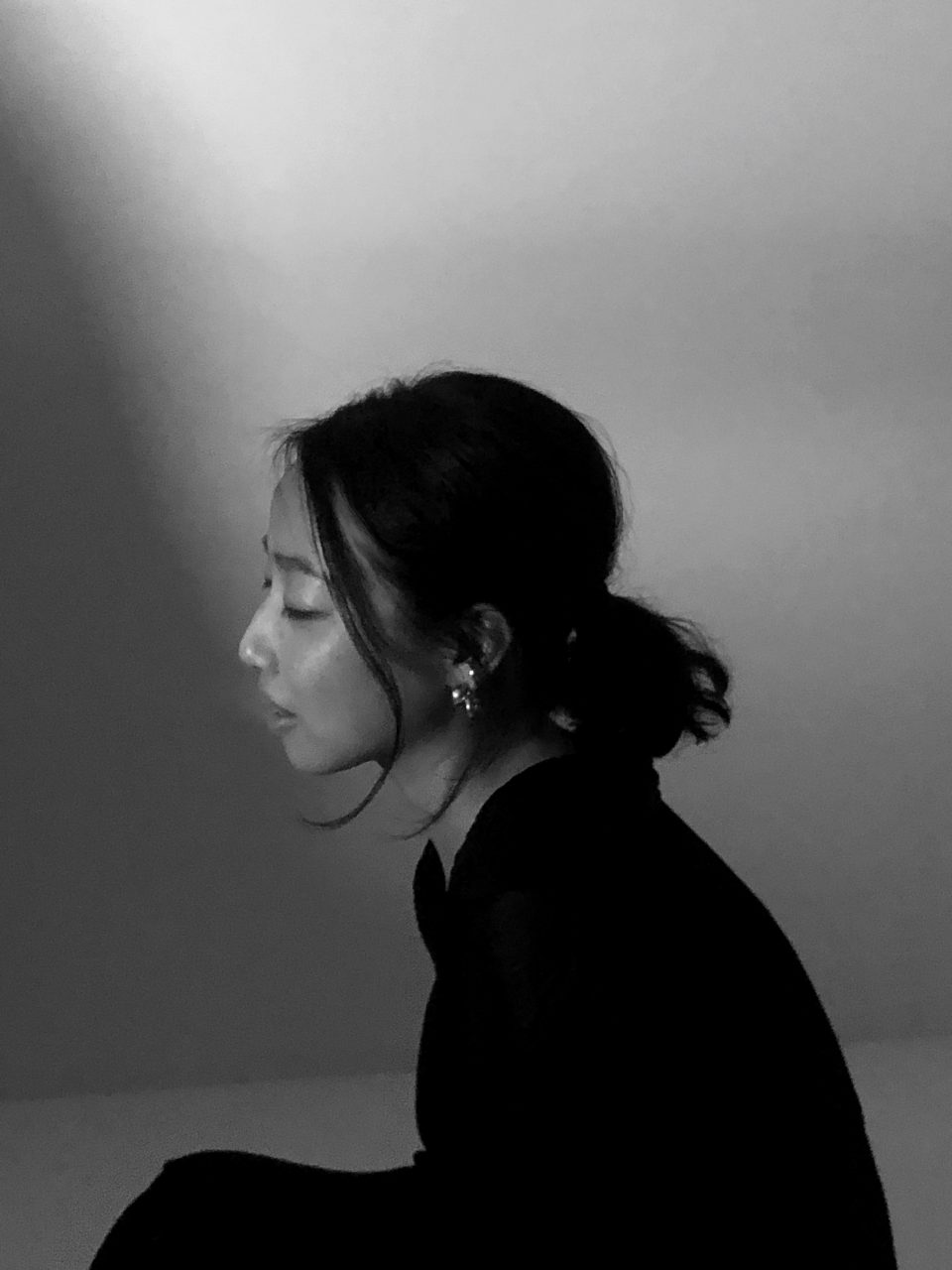 專訪新生代陶瓷藝術家 Queenie Chan，觀照內在共鳴與溫柔