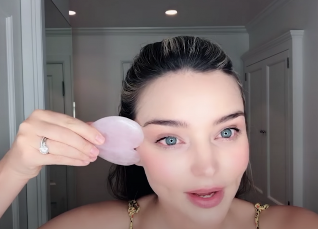 不去美容院也能讓你年輕10歲：臉部刮痧的功效好處比你想像中還要多？