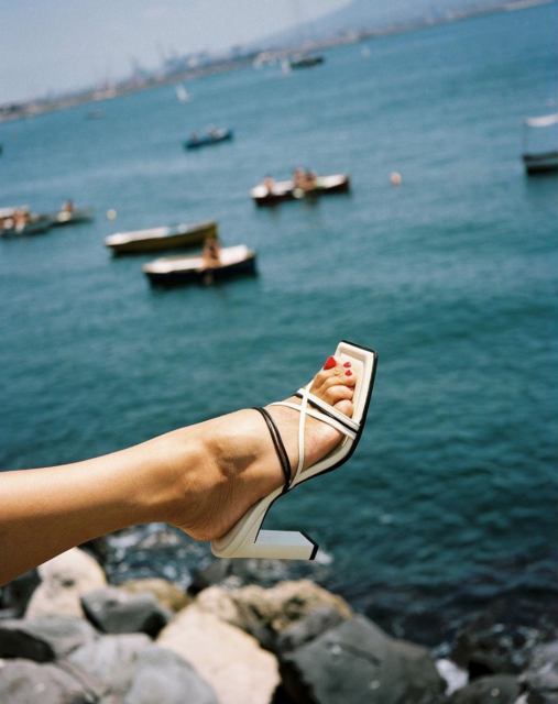 由Jacquemus到人氣荷蘭品牌Wandler|精選9對時尚白色中跟穆勒鞋