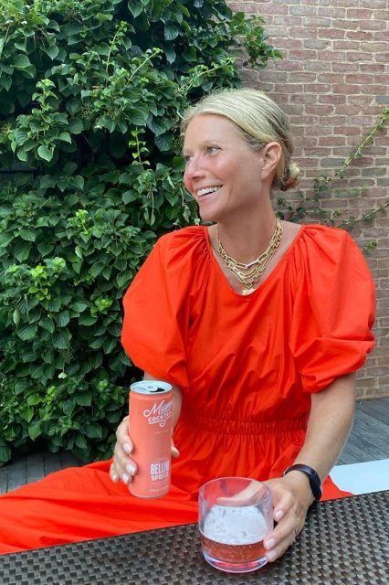 夏天就要穿得鮮豔些!影后Gwyneth Paltrow 活力演繹蕃茄紅色連身裙