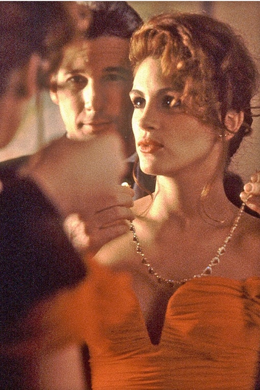 風月俏佳人：Julia Roberts在《Pretty Woman》中的經典紅裙本來不是紅色？