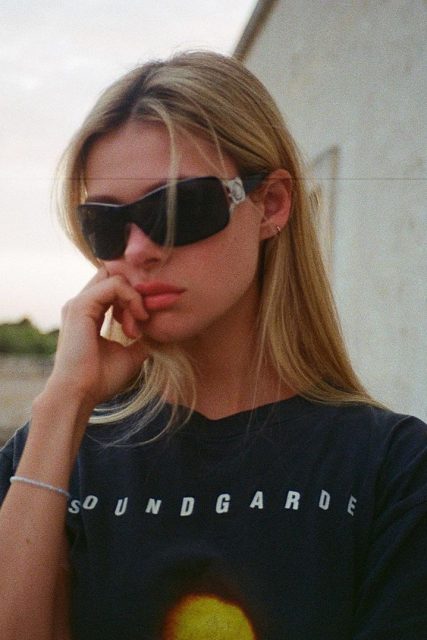 Nicola Peltz 原來內心是90年代的 Grunge 頹廢搖滾女孩？