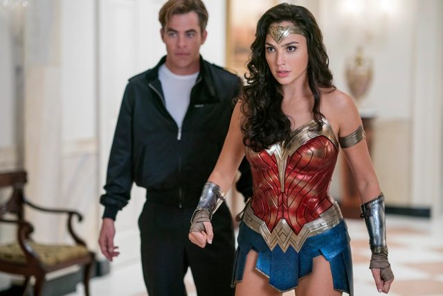 《Wonder Woman 1984》全新預告登場：神奇女俠黃金鎧甲造型大戰新人物豹女！