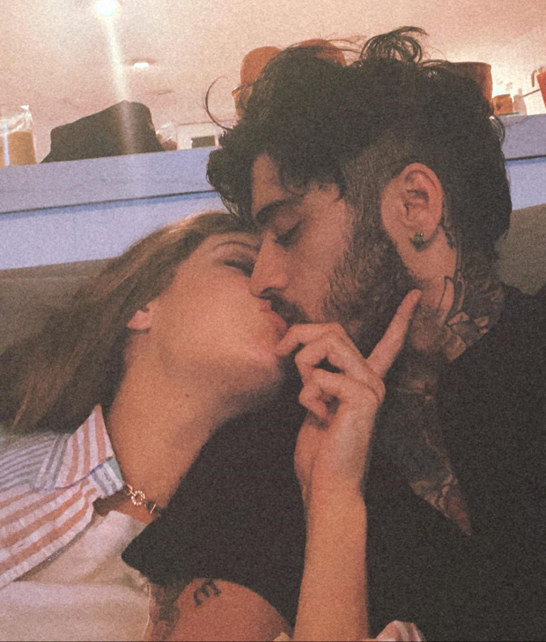 首度為人父母難掩興奮，Gigi Hadid 誕下女嬰 Zayn Malik 第一時間報喜