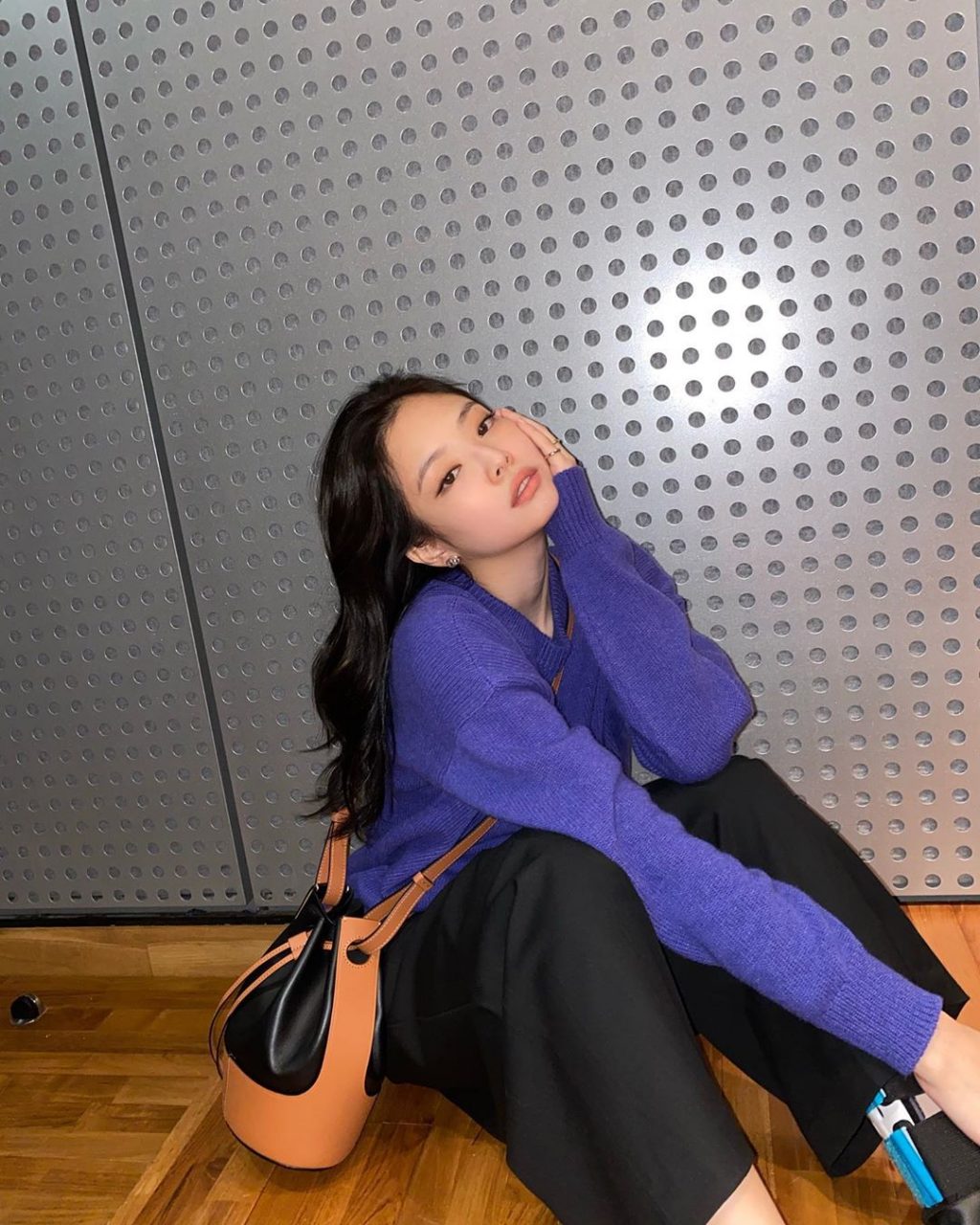 Loewe 的 Balloon Bag 熱度有多高？BLACKPINK Jennie、影后Tilda Swinton 大愛水桶袋