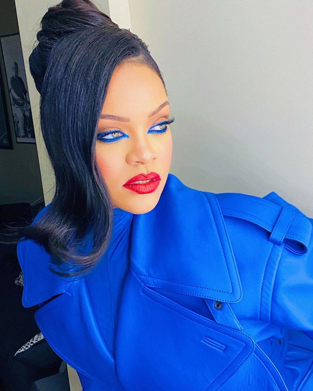 Rihanna的青花瓷藍色造型，由Mugler訂製服飾到華麗眼妝成為秋冬妝容潮流