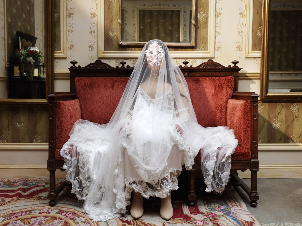 Burberry 與行為藝術之母Marina Abramović 的神秘合作終於揭曉：所有舞台服裝皆由創意總監 Riccardo Tisci 設計
