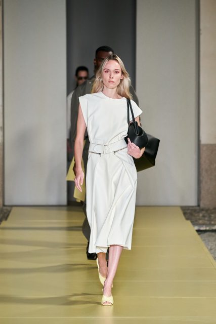 重現希治閣女郎: Salvatore Ferragamo以簡約演繹現代資產階級|Spring/Summer 2021