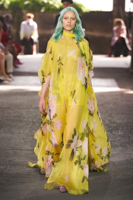 經典重塑 Pierpaolo 帶來工業大樓裏的浪漫主義 | Valentino Spring/Summer 2021