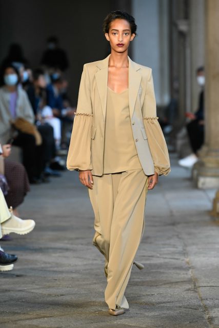 由意大利根源文藝復興出發，帶來摩登女強人的寫照｜Max Mara Spring/Summer 2021