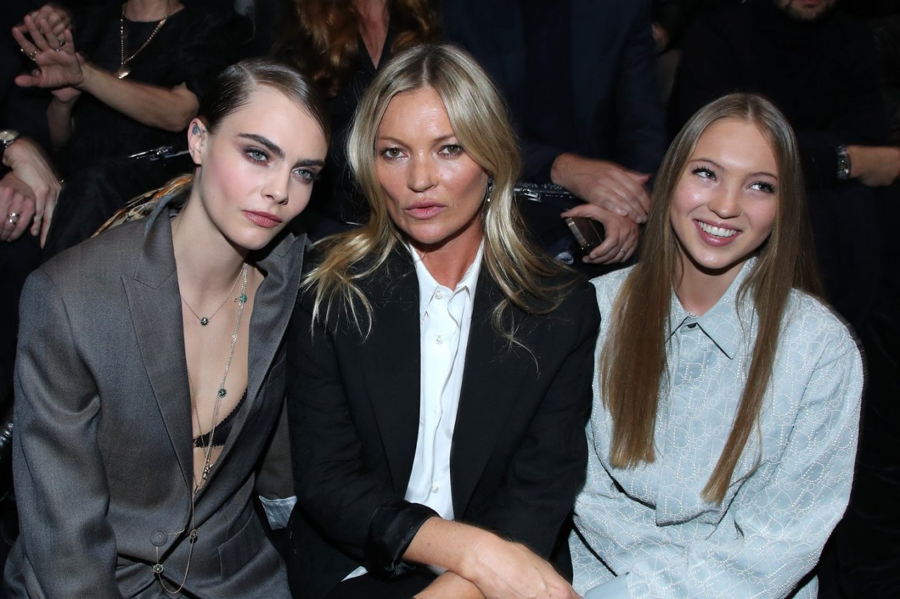 經典回顧：17張照片欣賞 Kate Moss 在時裝展前排大放異彩