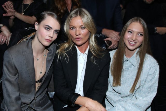 經典回顧:17張照片欣賞 Kate Moss 在時裝展前排大放異彩