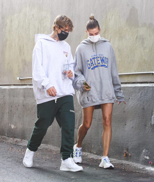 最佳情侶穿搭:Justin Bieber 和 Hailey Bieber 悠閒中略帶浪漫