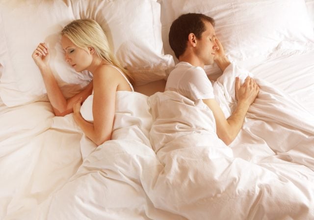 伴侶打鼻鼾、睡姿差異太大影響睡眠質素!7種方法學會與伴侶一起入睡