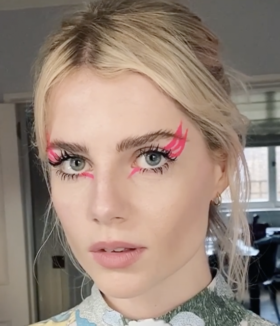 創意眼妝潮流再現!Lucy Boynton桃紅雙翼眼妝和捲翹睫毛原來是用了這個品牌…