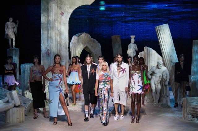 重現1992年 Gianni Versace 海底廢墟的不滅夢幻|Versace 2021 Spring Summer