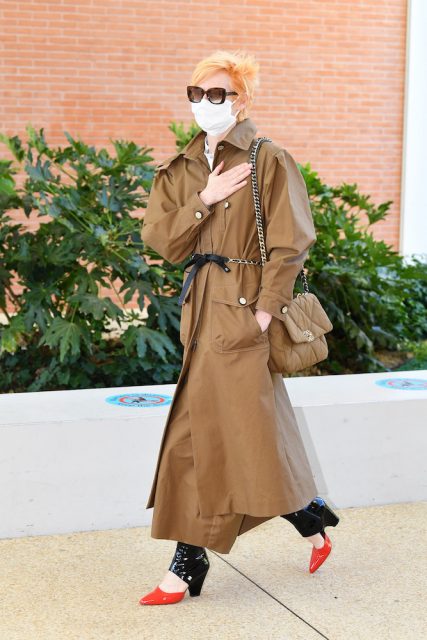 影后 Tilda Swinton 全身 Chanel 抵達威尼斯,還窩心展示黑豹標誌動作
