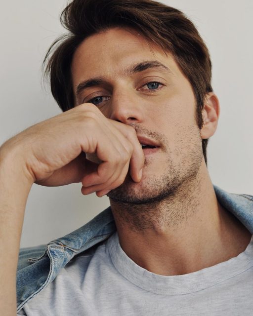 很想來一場“Chef’s Kiss” !《Emily in paris》性感鄰居法國男星Lucas Bravo令你心動的4個時刻