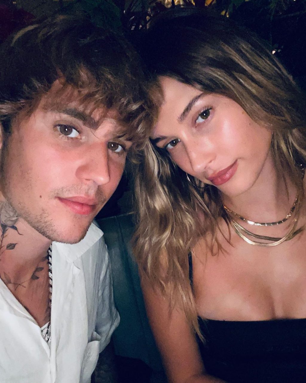 經典不會出錯：Hailey Bieber 示範加州女孩的 Date Night 造型