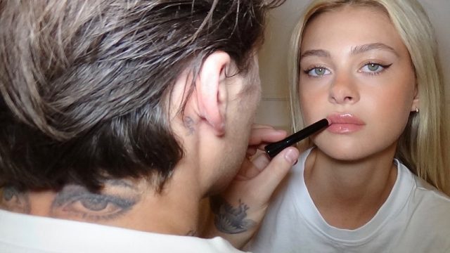 最幸福的宣傳手法!Brooklyn Beckham為Nicola Peltz塗上Victoria Beckham新唇膏意外曝光愛的紋身