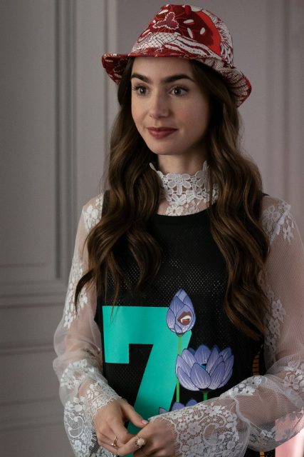 應該與誰在一起？下季有更多三角戀？Lily Collins 回應《Emily In Paris》最火辣問題！