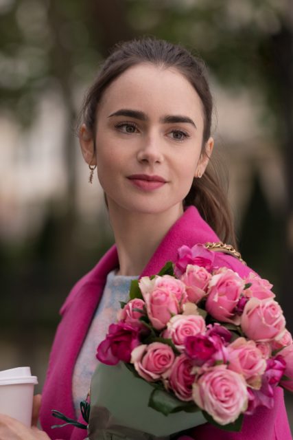 從 Audrey Hepburn 到 Carrie Bradshaw 經典服裝,為你揭曉《Emily in Paris》的靈感造型