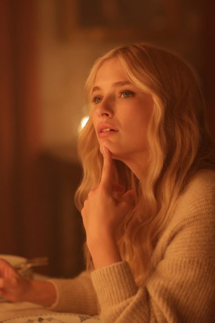 看厭了 Emily《Emily In Paris》的所有服裝分析?相比之下更喜歡 Camille Razat 服裝嗎?