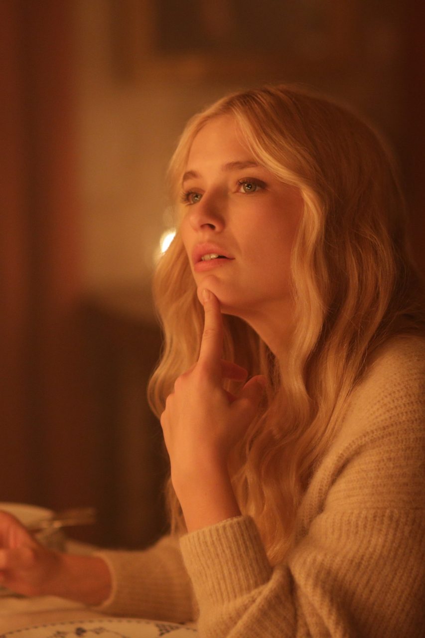 看厭了 Emily《Emily In Paris》的所有服裝分析？相比之下更喜歡 Camille Razat 服裝嗎？