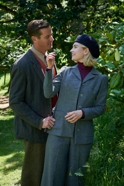 Lily James 新作《Rebecca》經典小說改篇Netflix電影|英式浪漫時尚造型分析