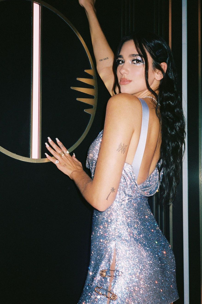 Paris Hilton 21歲生日裙果然讓人爭相模仿！Dua Lipa 穿上超閃耀 Versace 連身裙拍攝MV