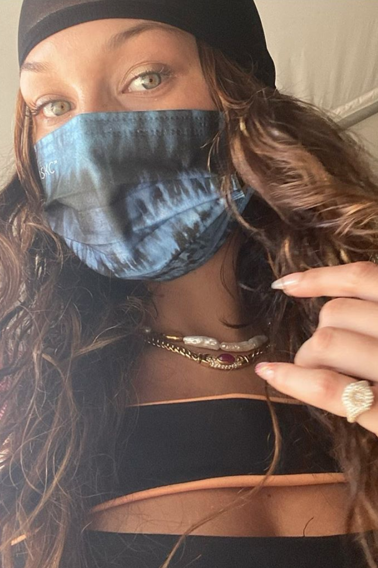 享受度假寫意生活：Bella Hadid 在夕陽底下與一眾女友人解鎖新技能