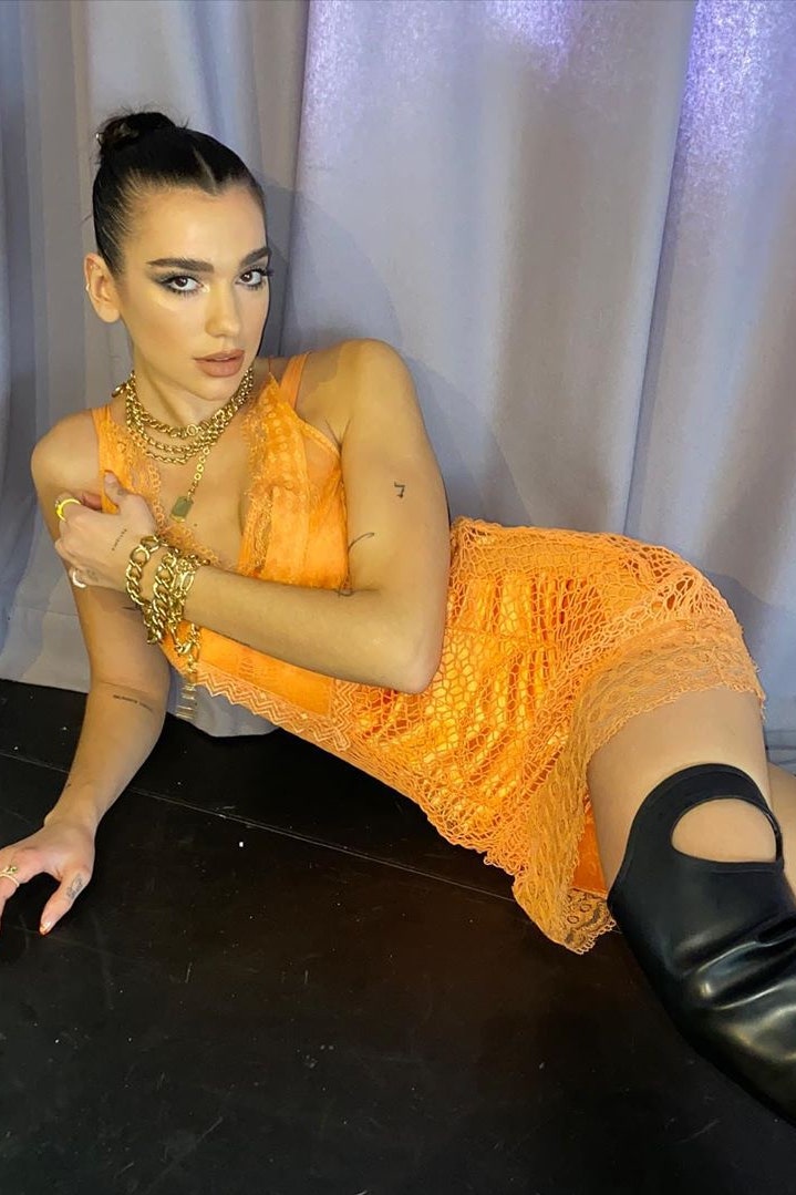 果然是時尚寵兒！Dua Lipa 直接穿上 Burberry 時裝展天橋最新及膝高筒靴