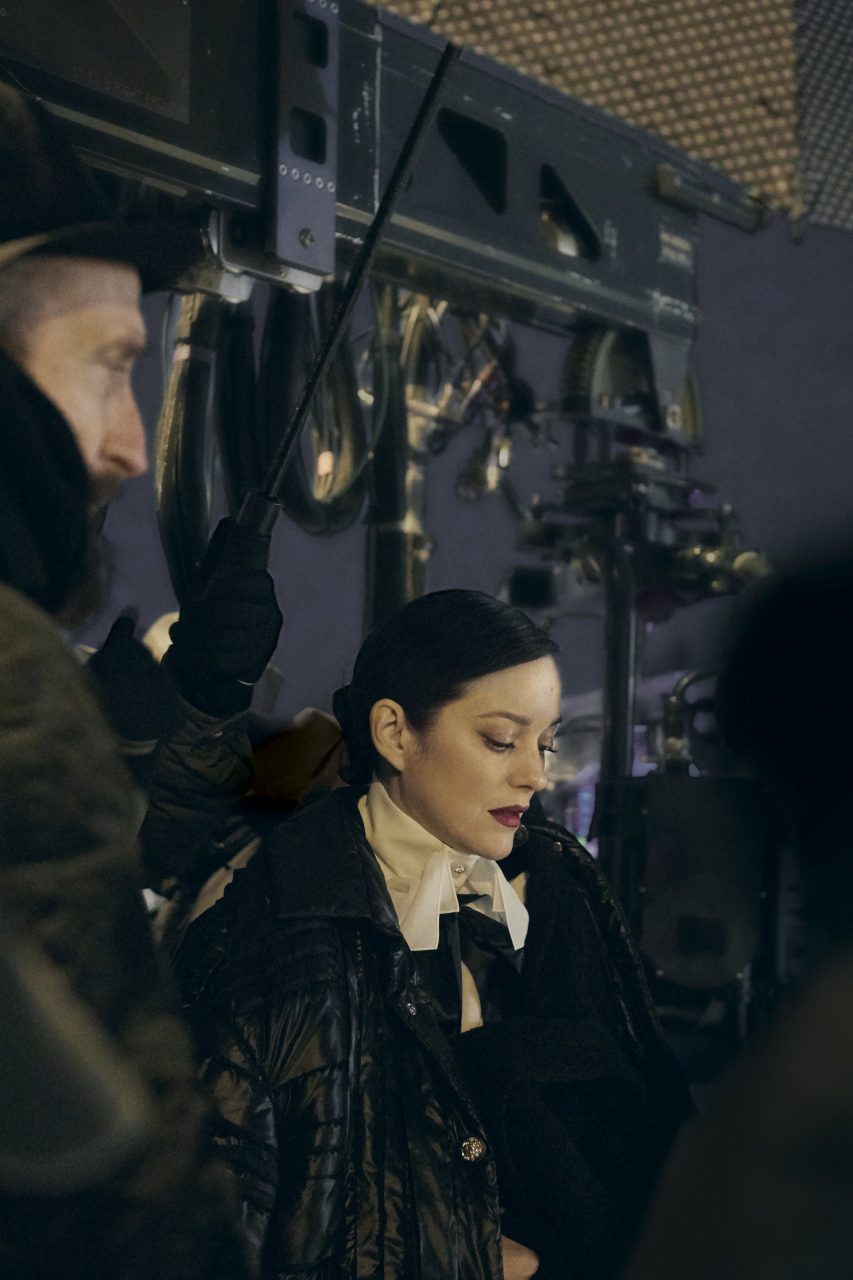 Chanel N°5 傳奇香水新一章：Marion Cotillard 在月球起舞