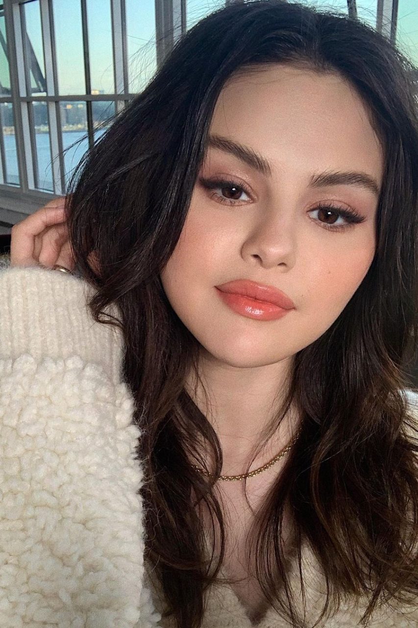 Selena Gomez 演繹秋冬蜜桃妝容 自然水潤感尤其顯氣質