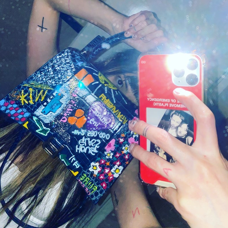 最甜蜜幸福的禮物 Dawn親自以指甲油為泫雅手袋畫上圖案