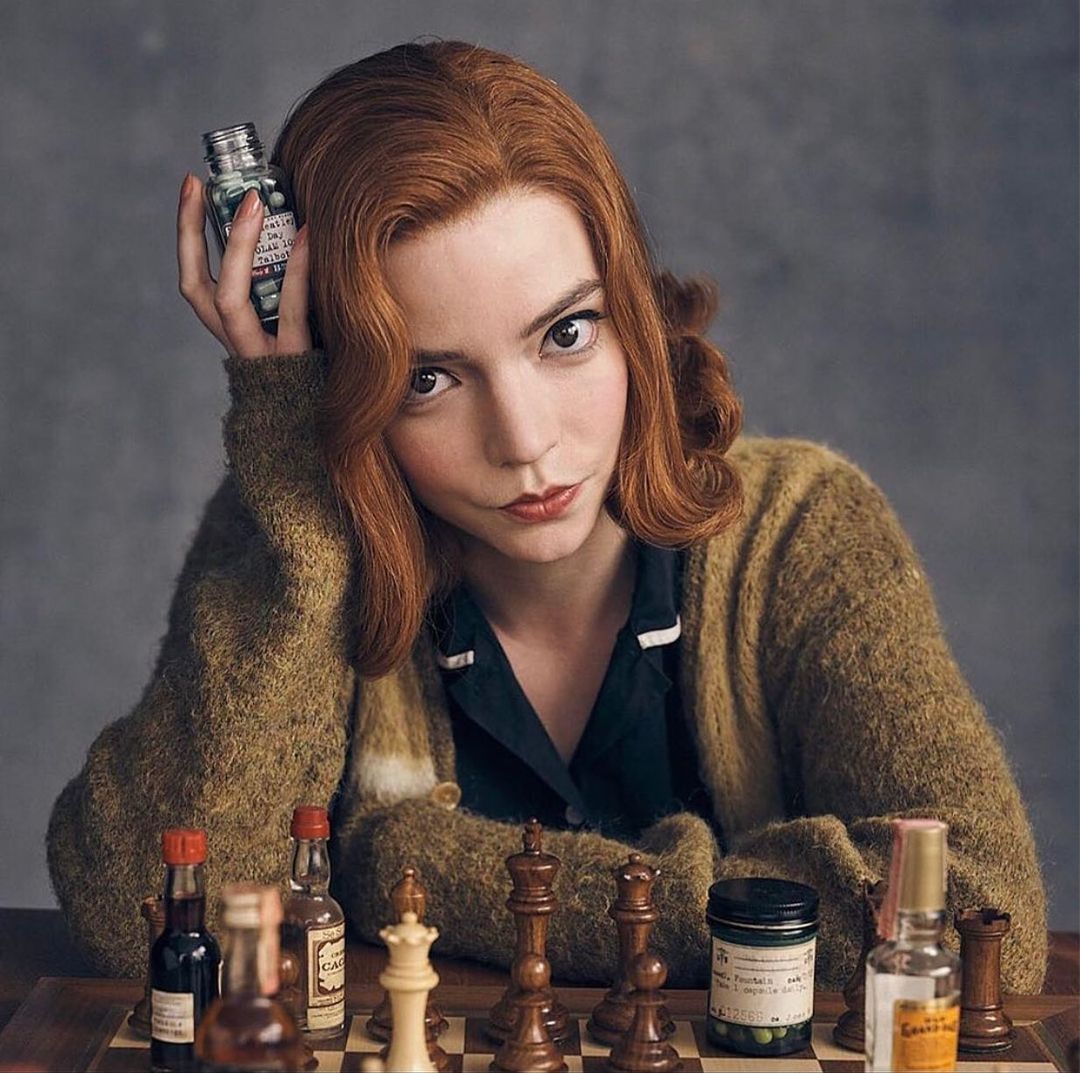 Netflix《后翼棄兵》紅髮以外的髮色 精靈女神Anya Taylor-Joy原來也有紫髮狂野的一面？